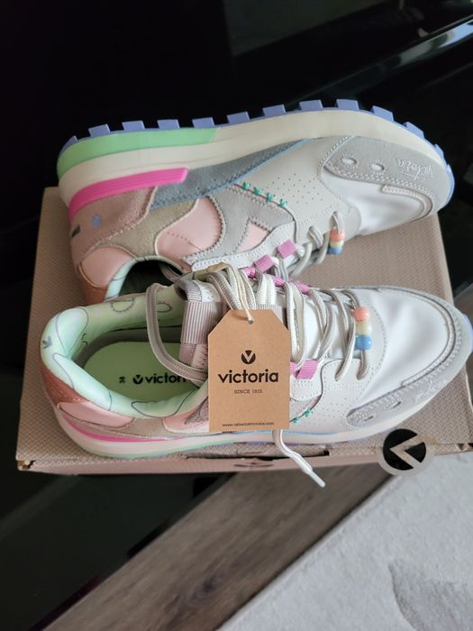 Женские кроссовки