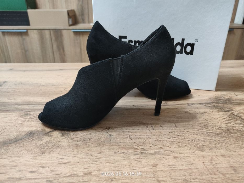 Изумительно-элегантные туфли из замши от бренда Charles &  Keith, 36 р