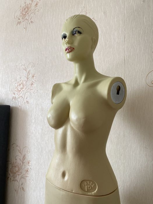 Маникен сатылады Срочноо