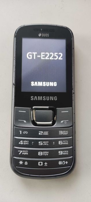 Кнопочный телефон Samsung