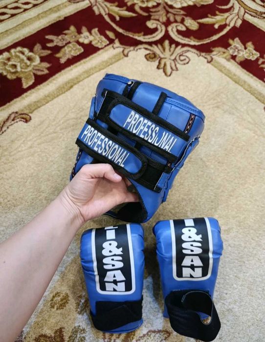 Детские перчатки и шлем для каратэ, таэквондо