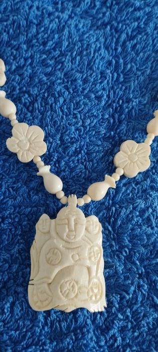 Брошка Дева Мария,Гердани с перли.Бижутерия,гривни,медальони.