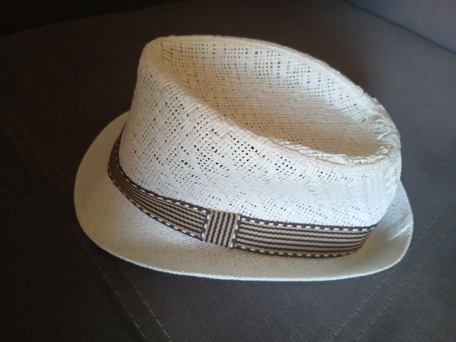 Pălărie albă din paie, model fedora, cu bandă decorativă