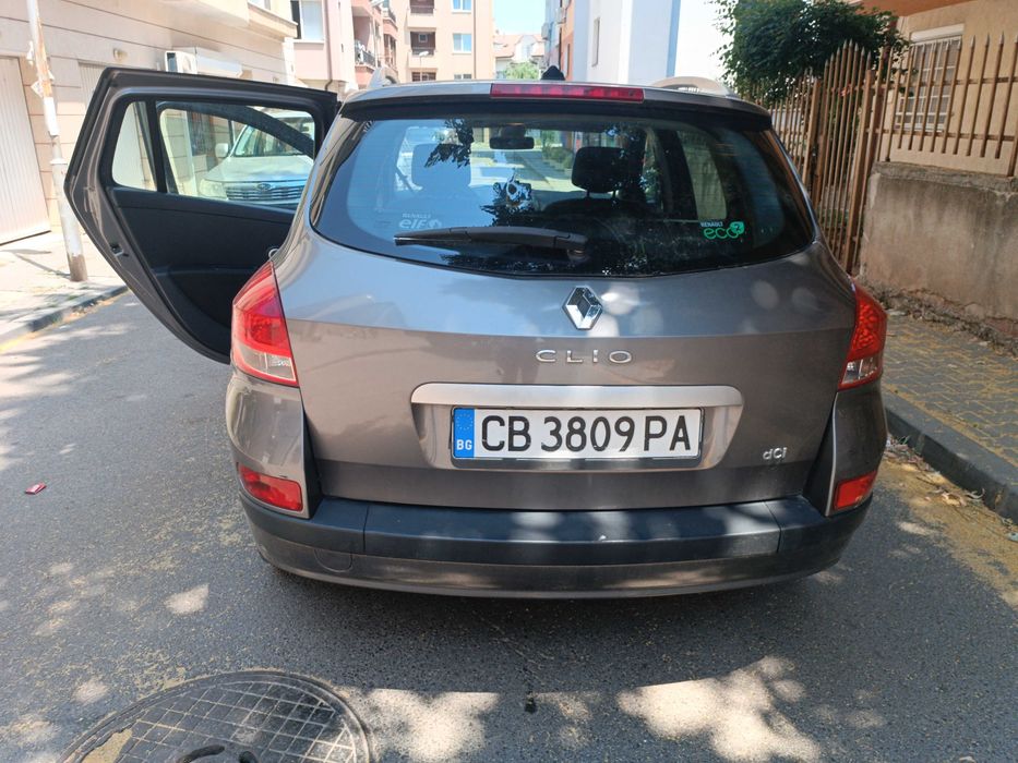 Продавам лек автомобил Рено Клио сив цвят цена 2500ЕВ.тел за връзка 0899953122.наско от гр София