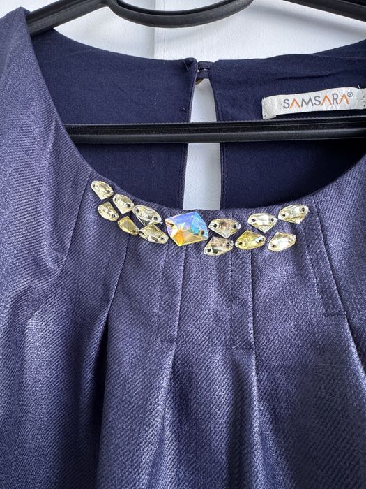 Тъмносиня рокля - носена само по официални поводи