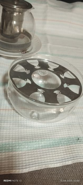 Стеклянные чайник и чашка