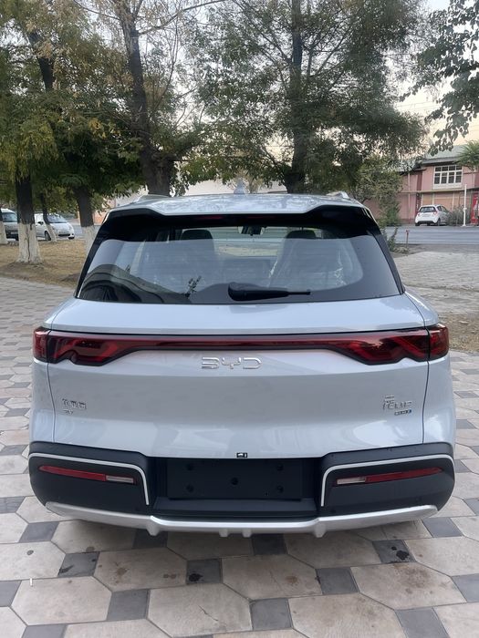 BYD Yuan up Avtosalonda