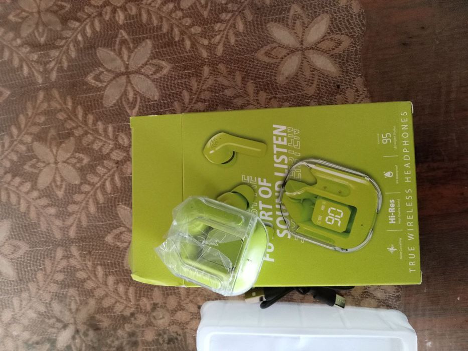 P9 quloqchini, arpot,atir,barsetka,3 ta soat va zamonavi ko'zoynak