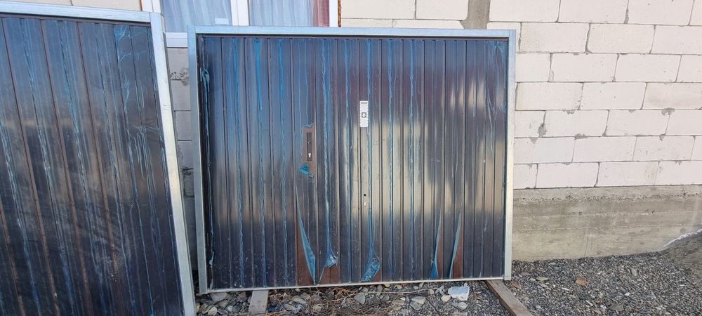 Vând 2 uși de garaj stare foarte bună