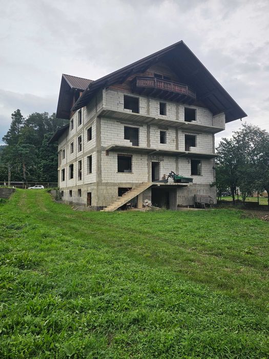 Casa la rosu, constructie noua