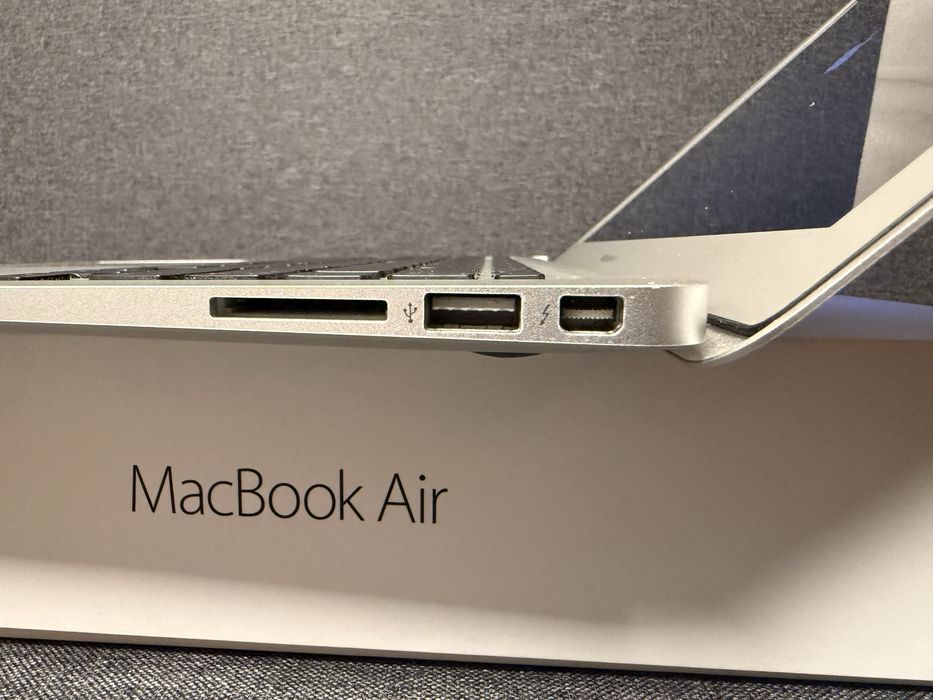 MacBook Air 2017 1st owner (2019) 154 cycle battery