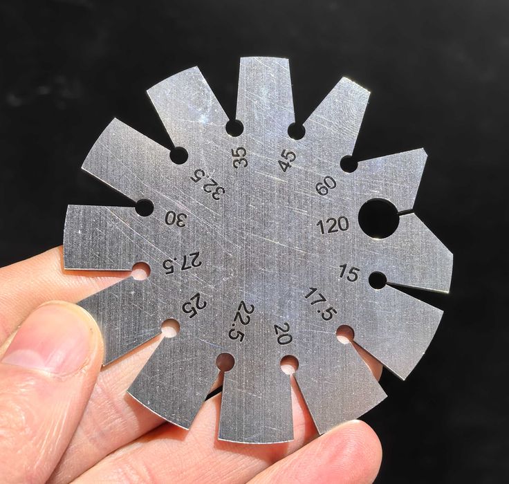 Dispozitiv metalic pentru măsurat unghiul de ascuțire al lamei: topor