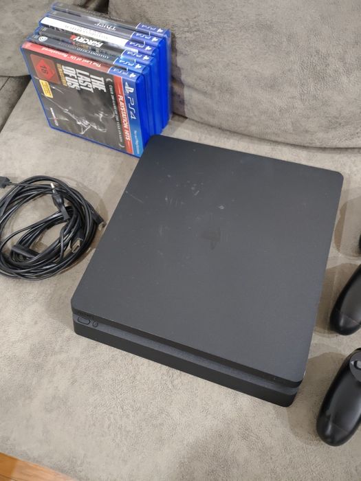 Consola PlayStation 4 (PS4) Slim 1TB - 3 Manete - 7 Jocuri (TLOU, AC Odyssey)