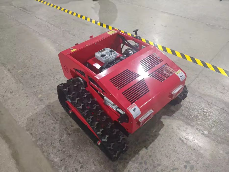Robot de tuns iarba cu telecomanda.