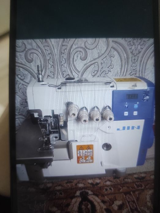 Продам Оверлок почти новый