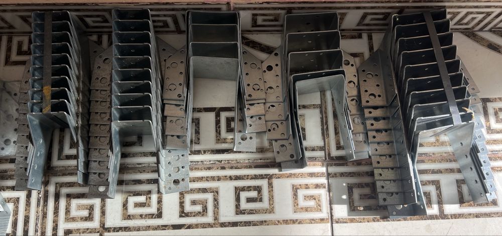 Vand suruburi pentru constructi