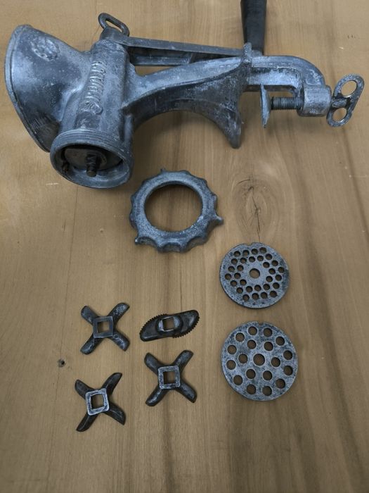 Мясорубки по 1.500                         .