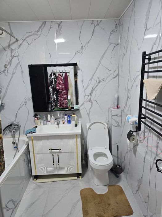 Продам 2х комнотную квартиру на 1-вом этаже с подвалом и трассой.