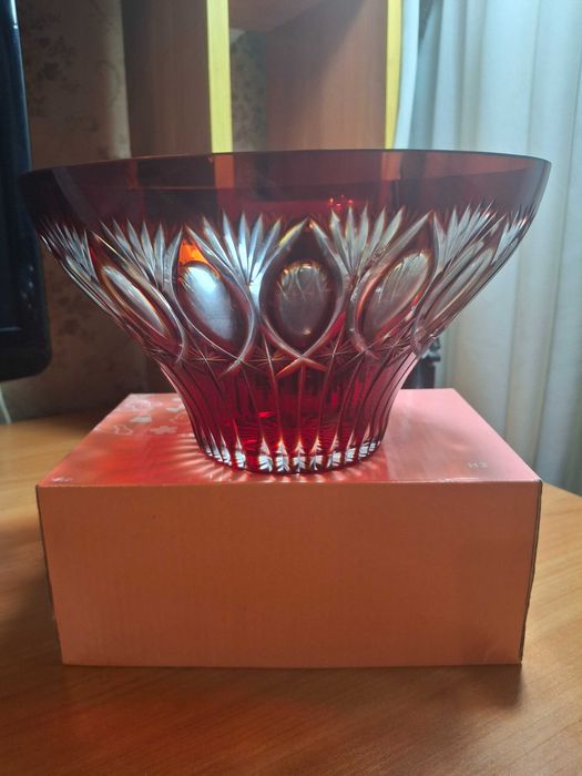 Ваза для фруктов, салатов.  Рубиновое стекло.Производство времен СССР.