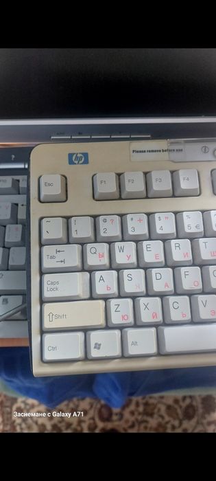 Стари компютри ,монитор и две клавиатури HP