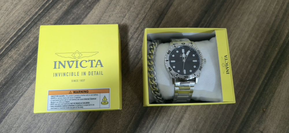 Чисто нов Мъжки часовник Invicta + мъжка гривна. Оригинален.