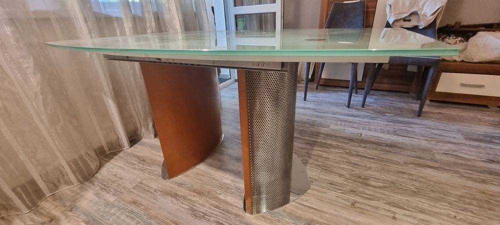 Стъклена маса за хранене