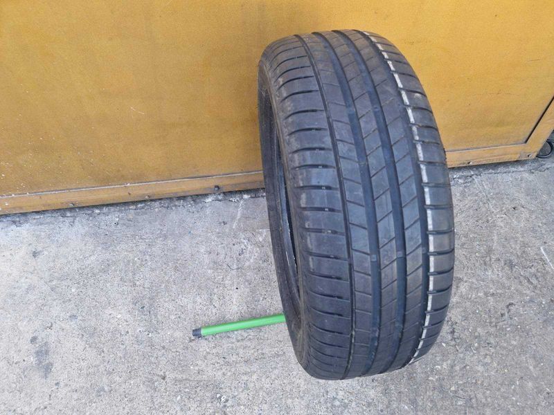1 Bridgestone R17 225/60
лятна гума 
DOT1222