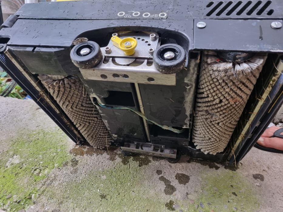 Aparat de curatat pardoseli,gresie,pavele Karcher BR 400