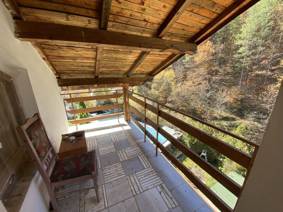 Къща на четири нива с изграден басейн област София