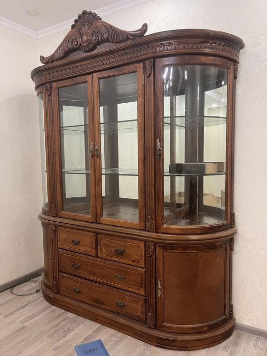 Продаётся стильный классический сервант (витрина)
