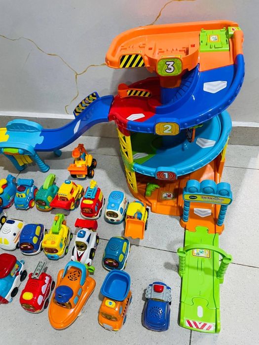 Statie de pomieri Vtech + 20 masinute si parcare