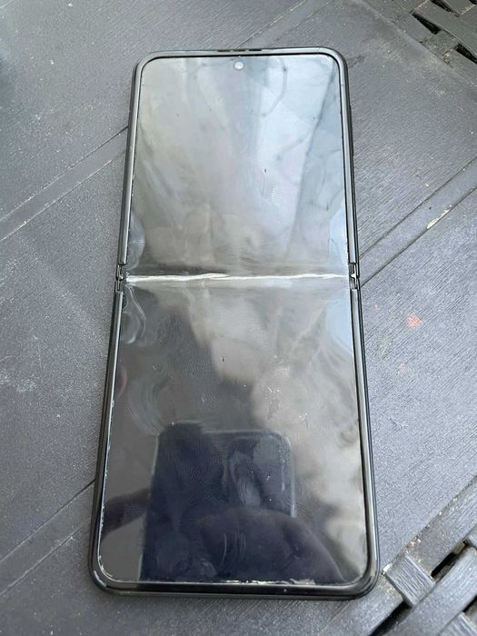 Galaxy z flip3 с неработещ дисплей