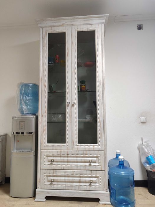 консольная тумба под телевизор ,и два шкафа