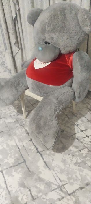 Плюшевый мишка. Мягкий, серого цветс с красной футболкой, большого раз