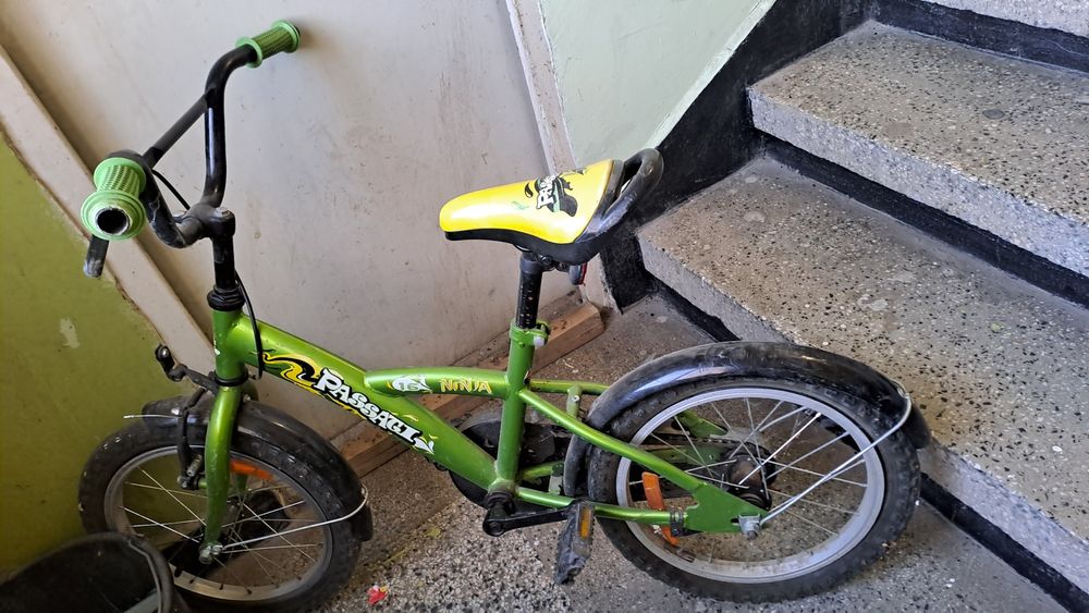 Продава се , детски велосипед " Пасати"