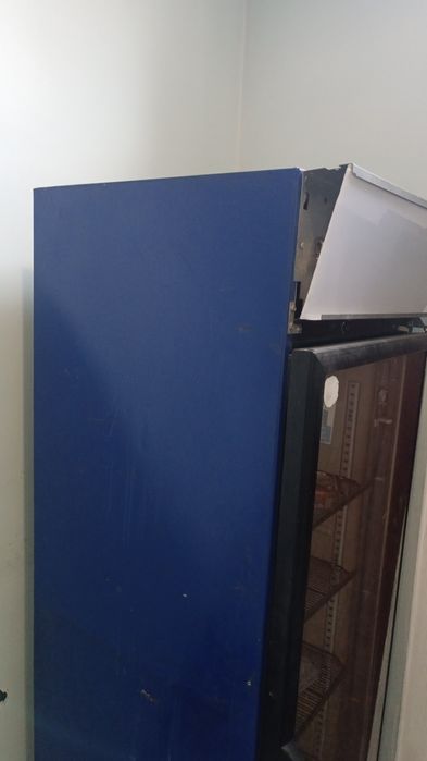 Продается витринный холодильник