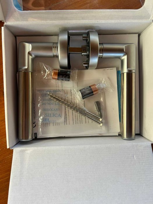 Maner digital de usa Assa Abloy pentru usile camerei cu cod PIN