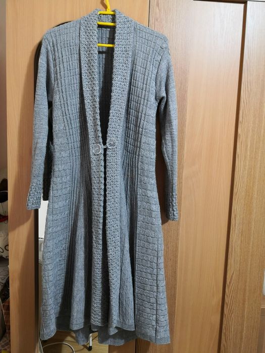 Vand rochii ,bluza, trenci în stare foarte bună.