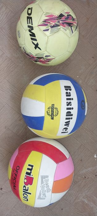 Продам мячики футбольный и волейбольный