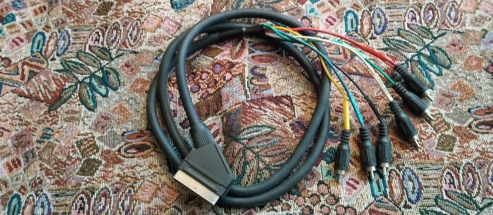 Лот от разпределител за аудио с-ма,кабели,5-ци,съединители и др.