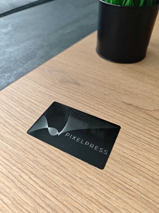 Метални визитки с лазерно гравиране — персонализирани