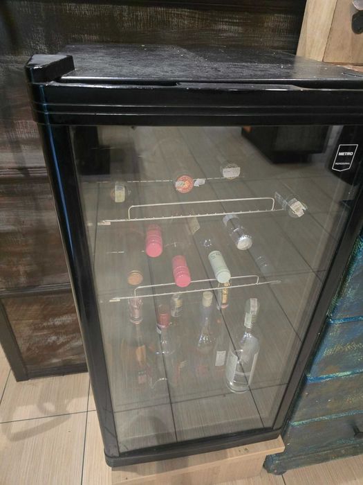 Продавам витрина за вино