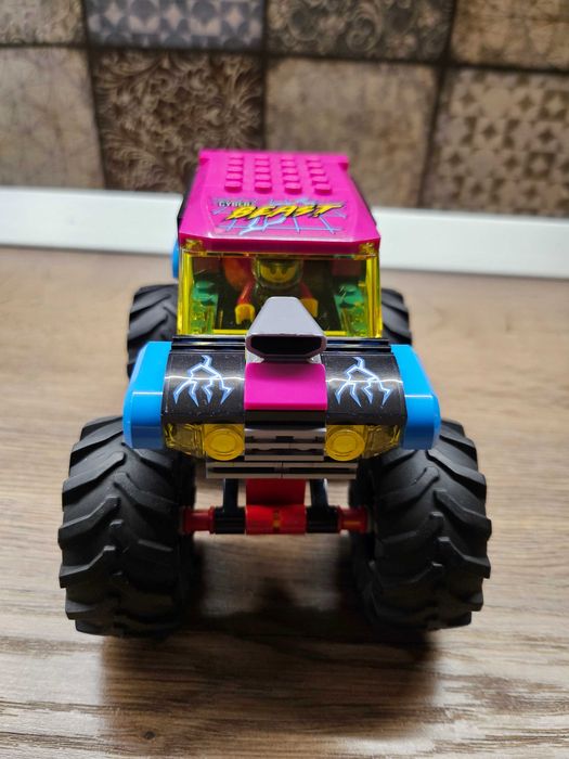 LEGO City - Stunt Show Arena (60295) - set complet + figurina surpriza bonus