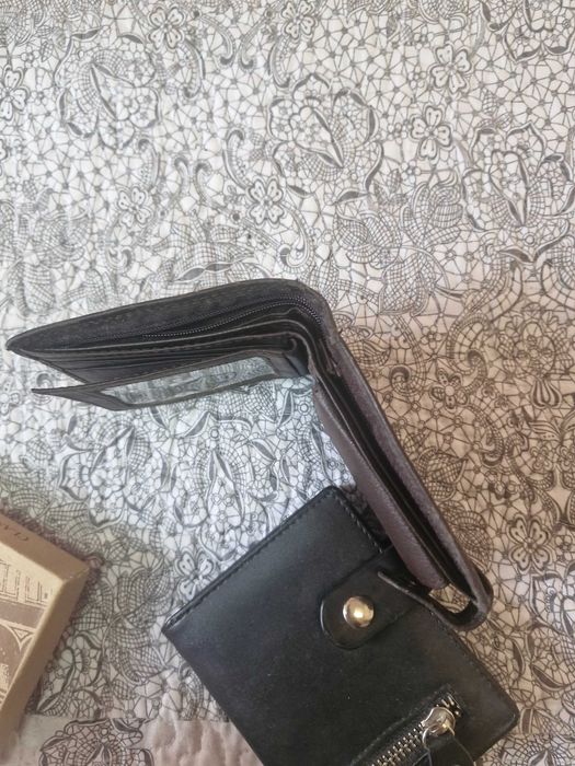 Продават се нови портфейли /калъфи за документи/