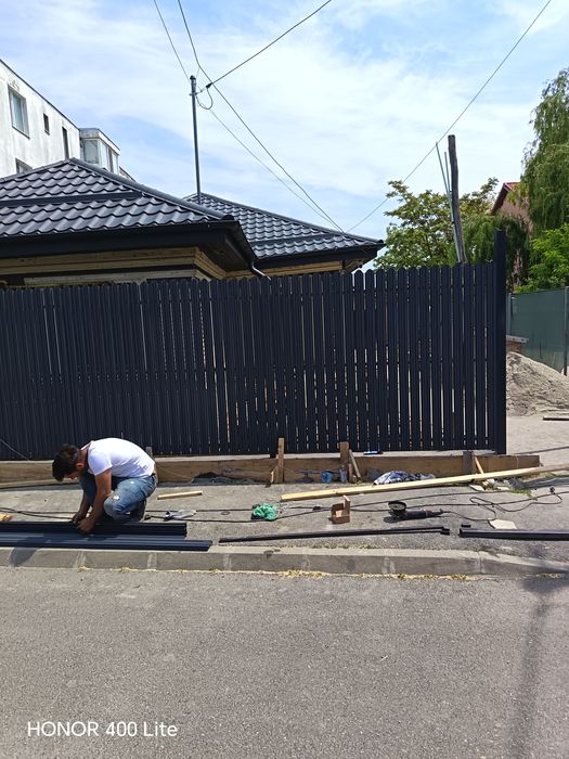 Garduri si porti din panouri stil jaluzele, sipca metalica, tabla cutata, plasa bordurata, fier forjat, BCA sau beton si alte modele disponibile