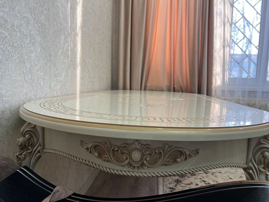 Стол со стульями