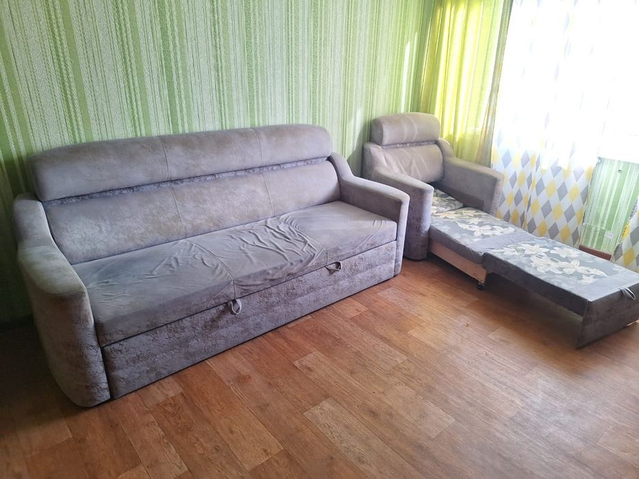 Продам б/у диван и кресло