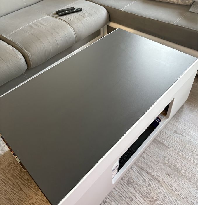 Холна масичка, сиво с бяло