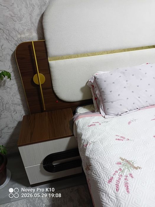 Продам спальнинный кровать и в комплекте две тумбы, сафо