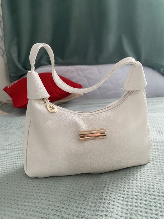 Белая маленькая сумка